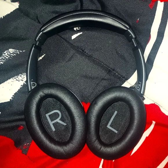 BOSE- Quietcomfort45 sound cancellation Bluetooth headphones. QC45 - Picture 2 of 4